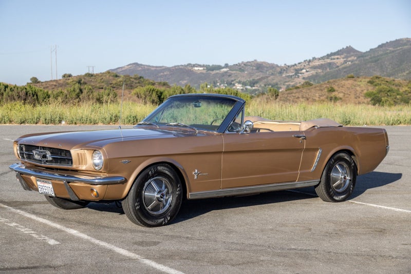 Klassieke Ford Mustang Convertible trouwauto