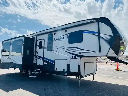 2017 Keystone Avalanche 300RE