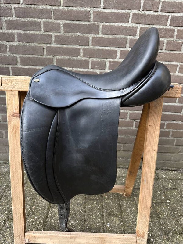 Hulsebos dressuurzadel 17,5 inch.