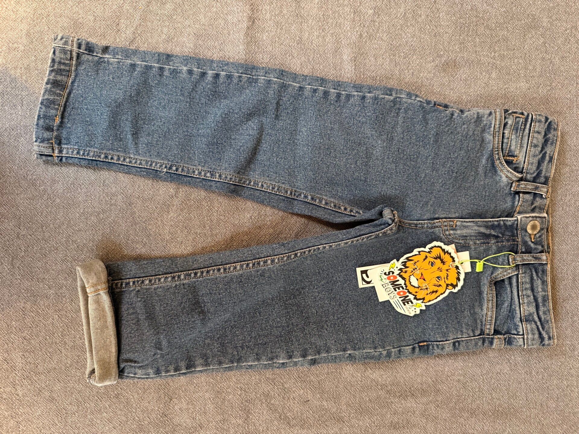 Someone donkere jeans