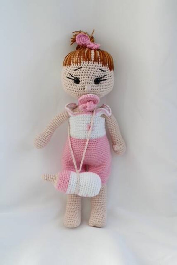 Roze pop met speen en fles