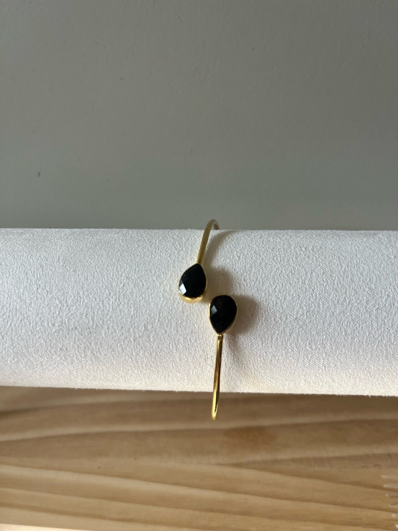 Nieuw! Open Goudkleurige Armband met Onyx