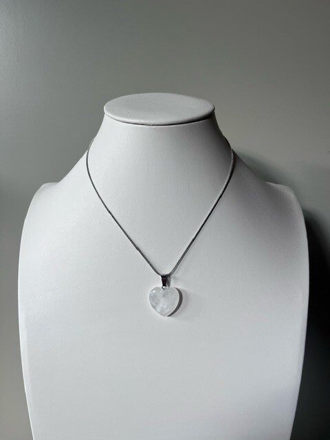 Zilveren ketting met bergkristal hartje