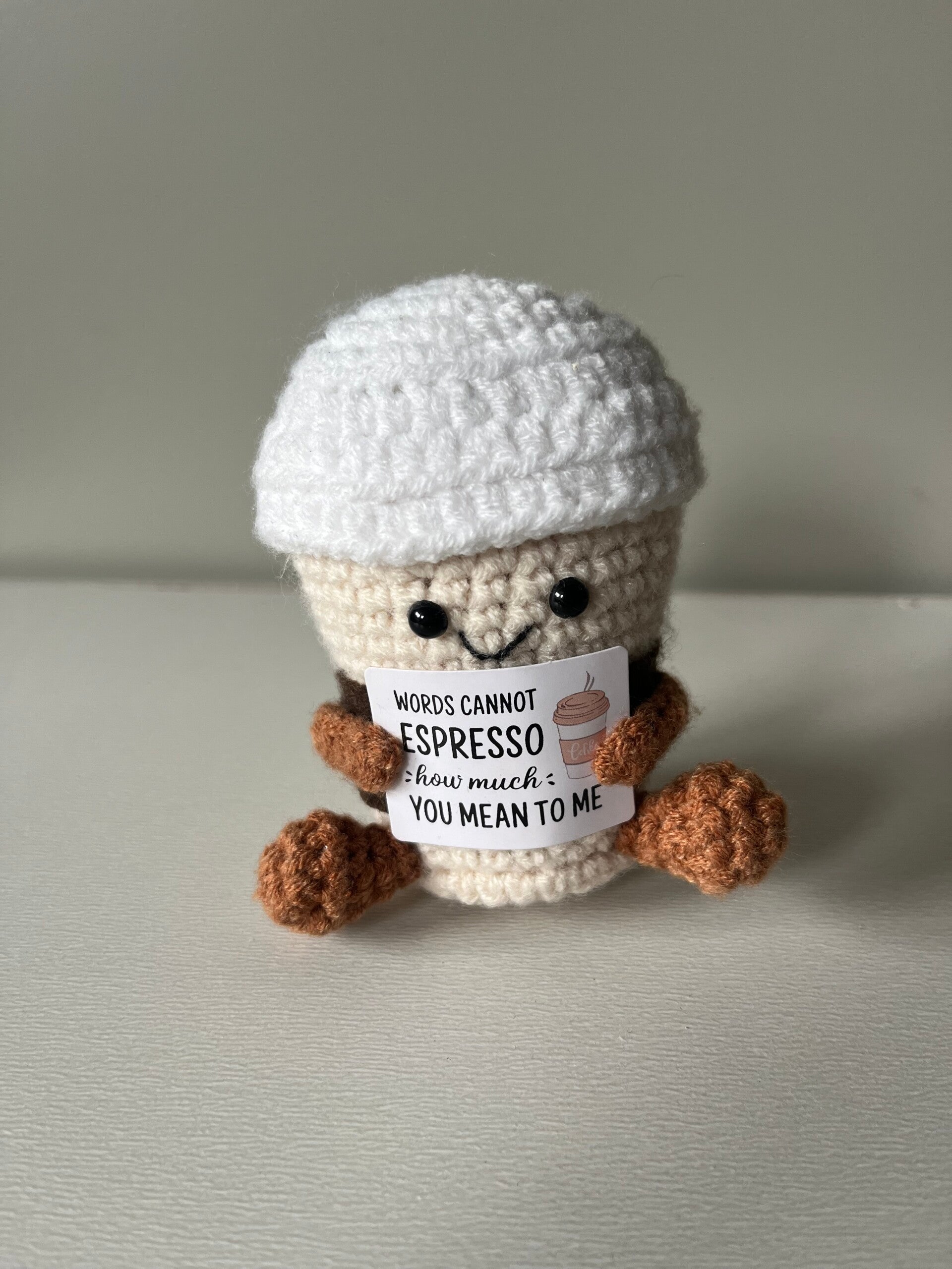 Gehaakte pluche koffiekop met tekst