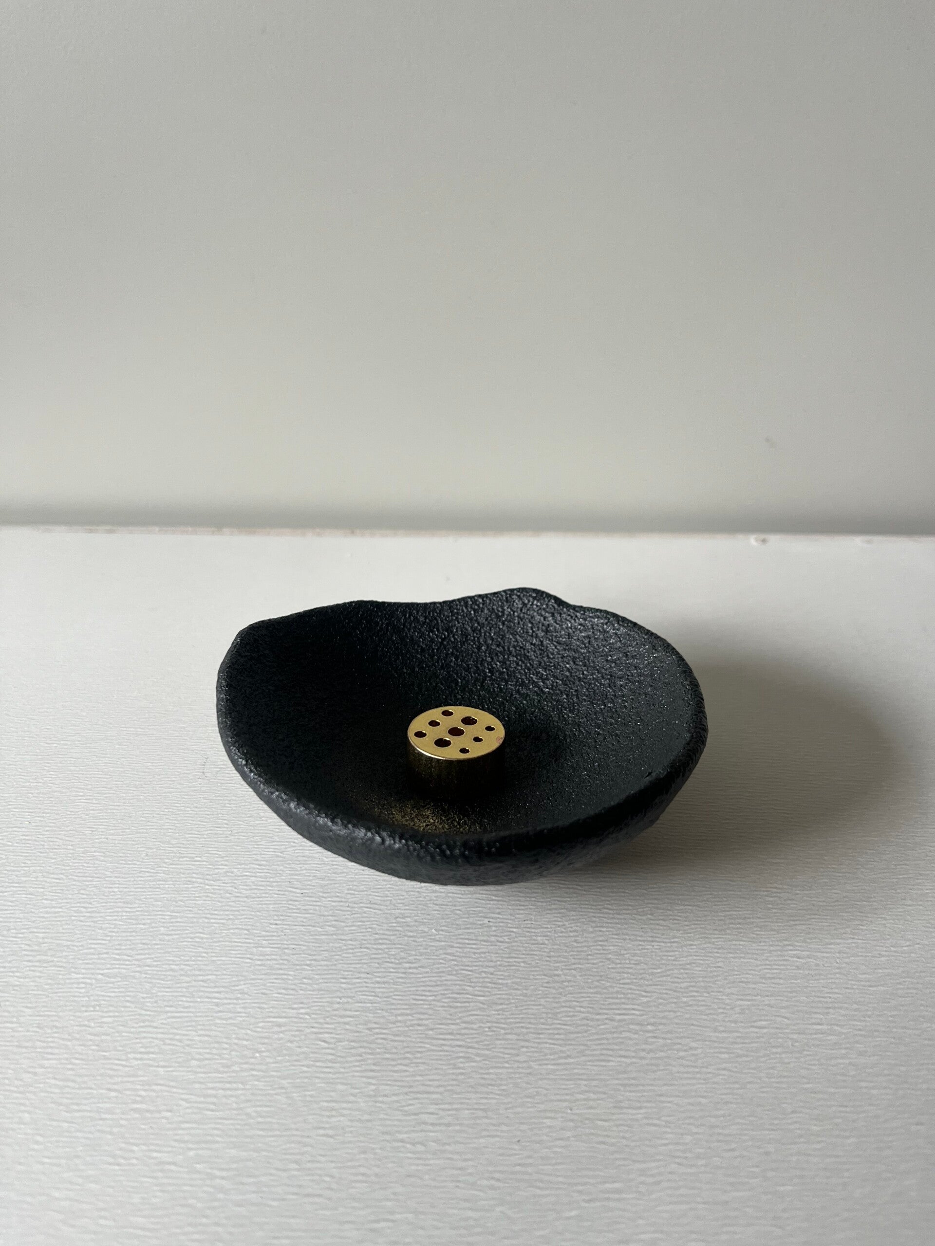 Zwarte keramieken Wierookhouder