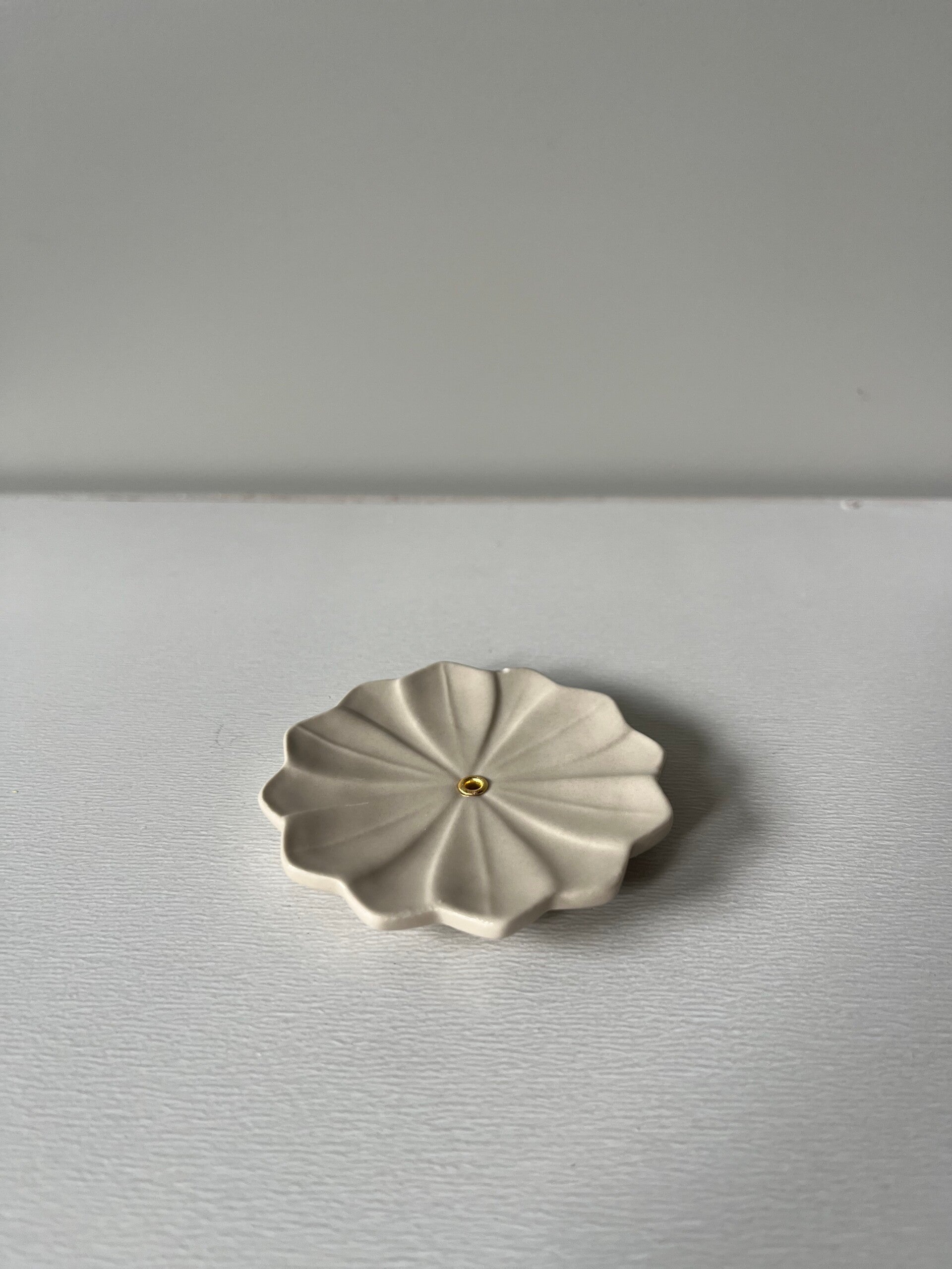 Keramische wierookhouder Chrysant