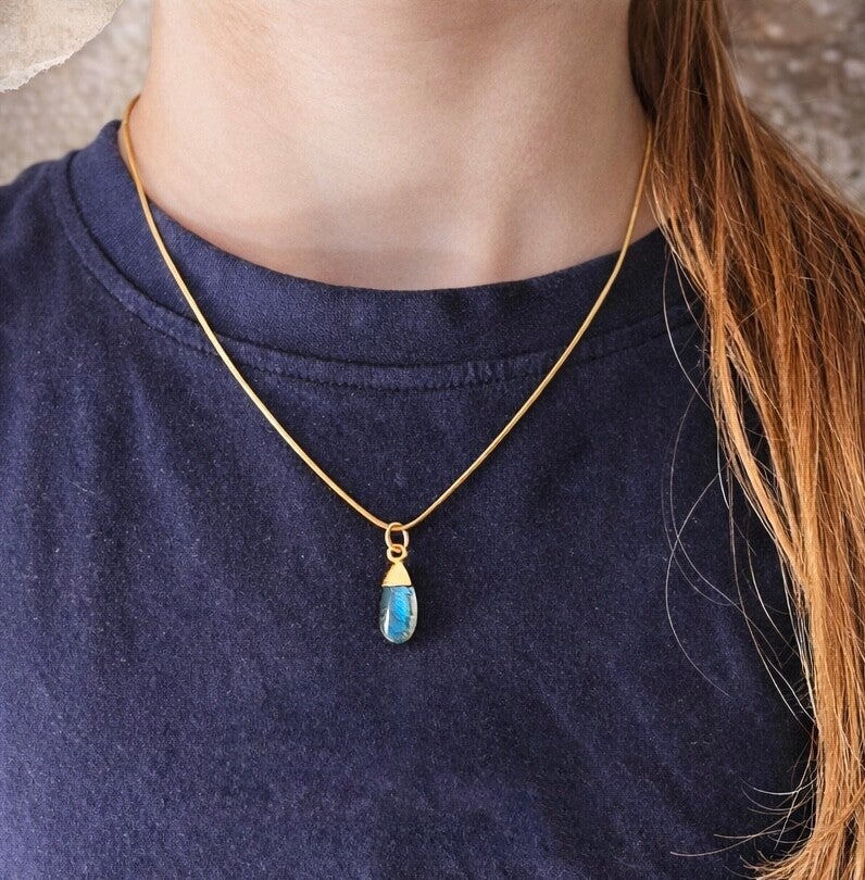 Nieuw! Goudkleurige Ketting met Labradoriet Hanger