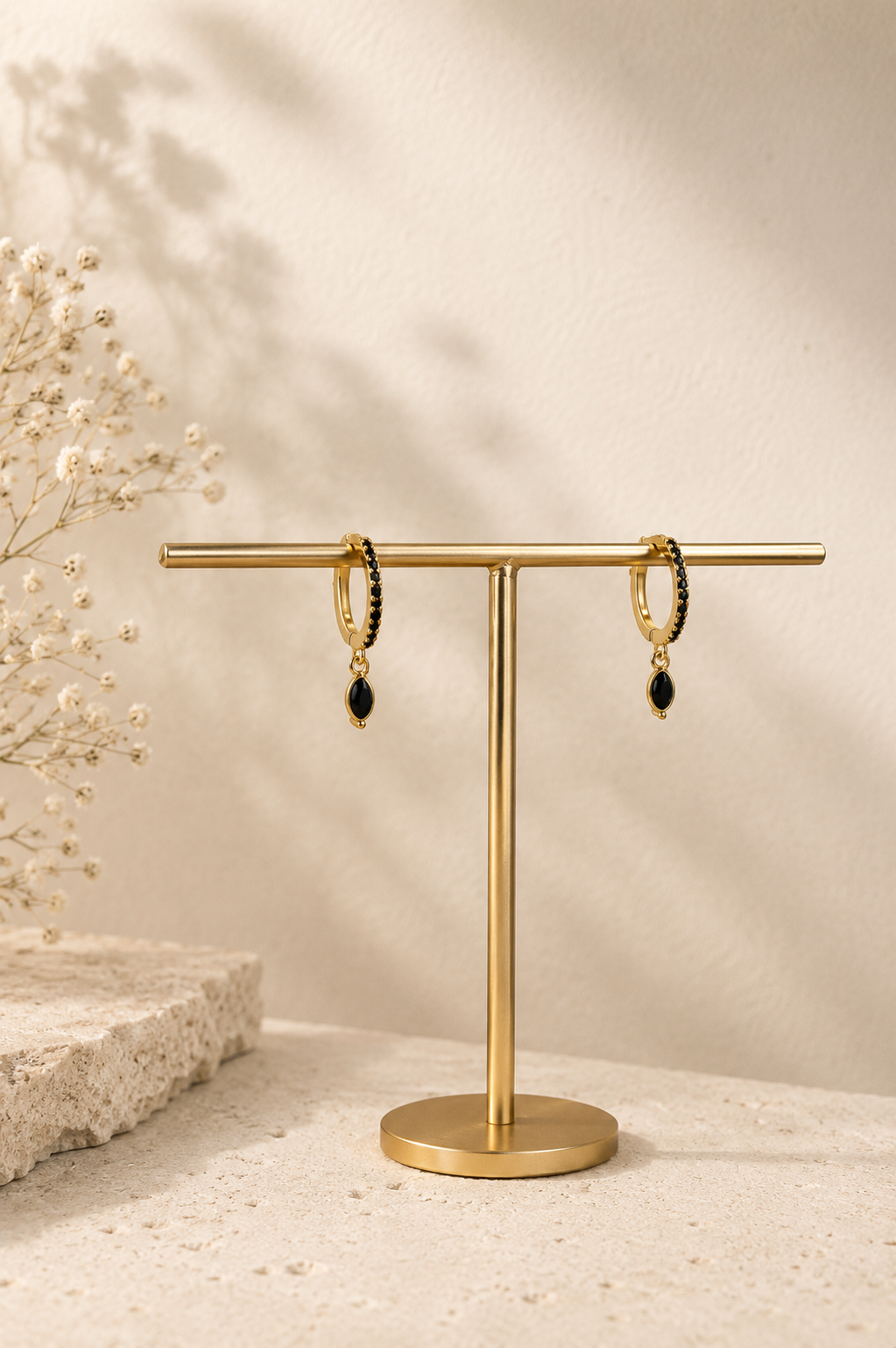 Nieuw! Gouden creolen met Onyx steentjes en hanger