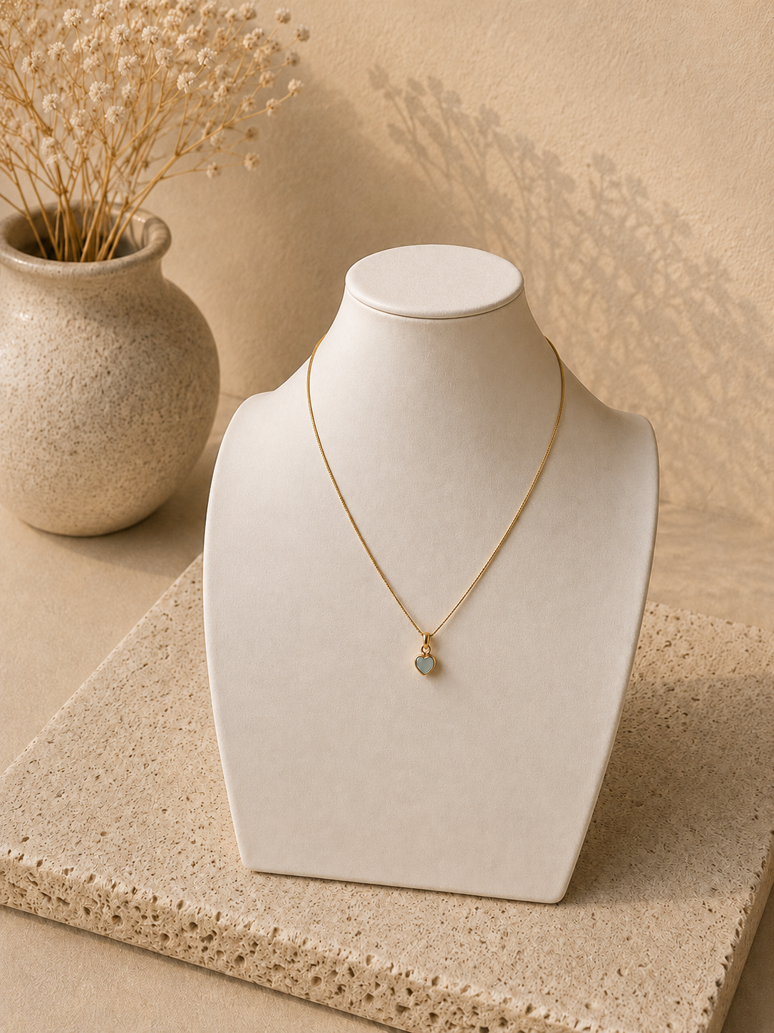 Gouden ketting met hartje en groene jade