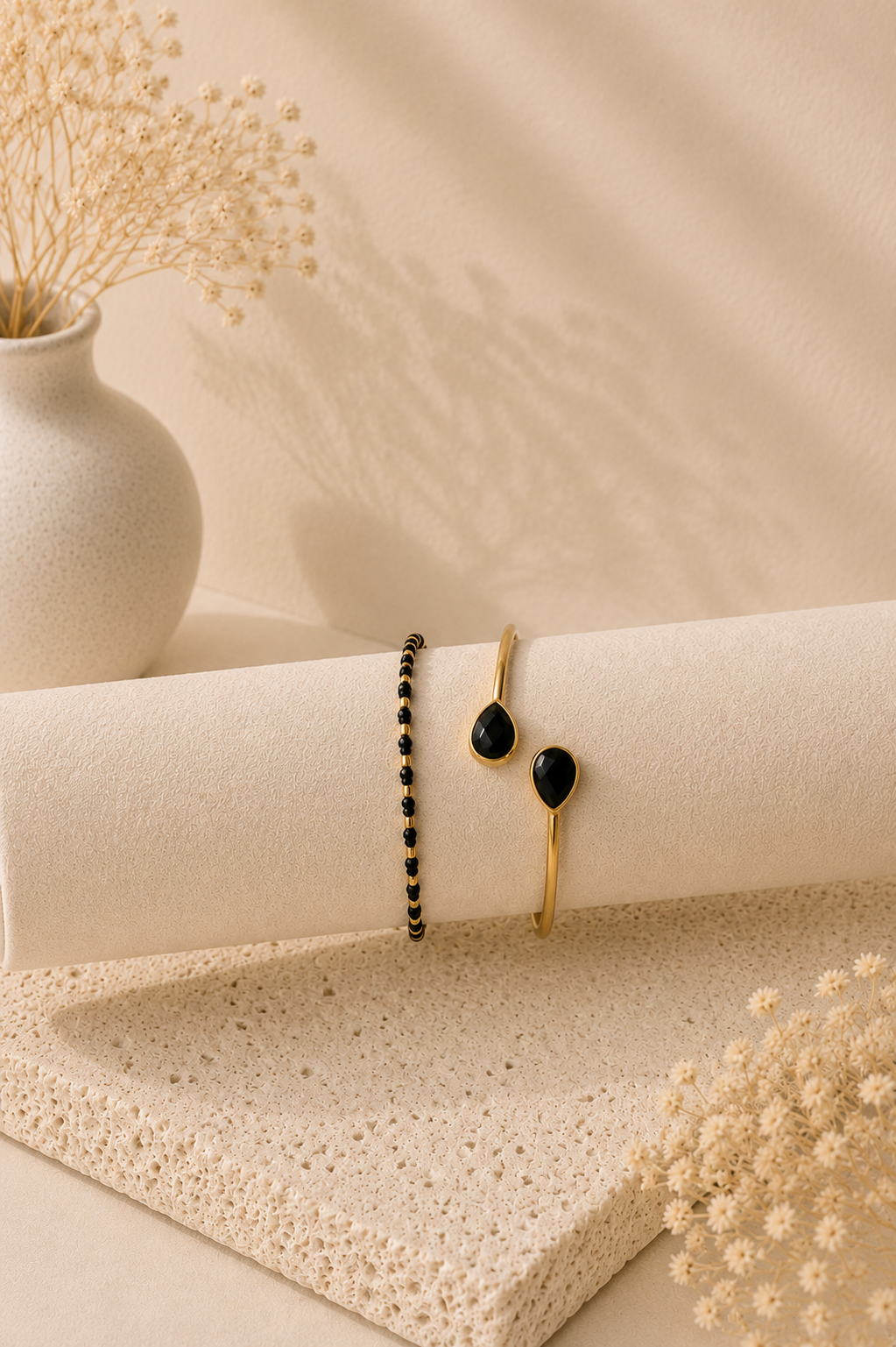 Nieuw! Open Goudkleurige Armband met Onyx