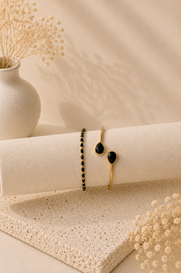 Nieuw! Open Goudkleurige Armband met Onyx