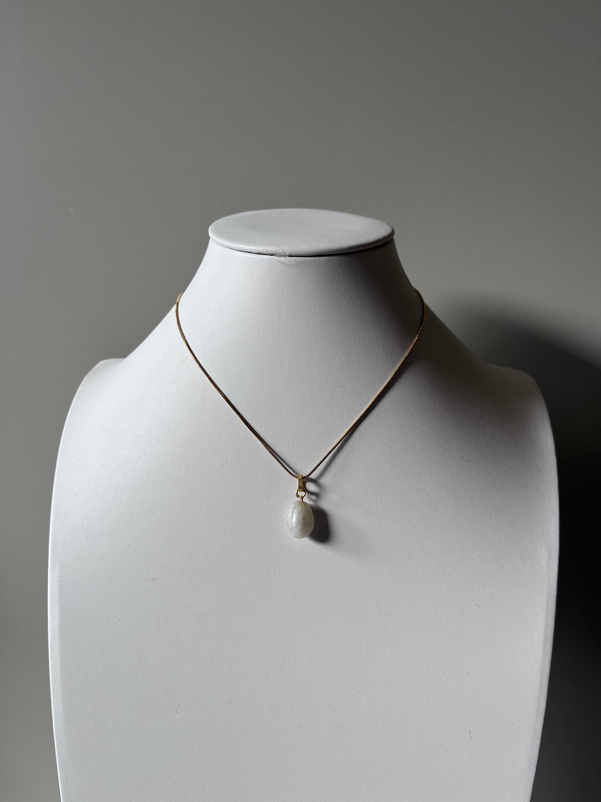 Goudkleurige Ketting met Regenboog Maansteen Hanger