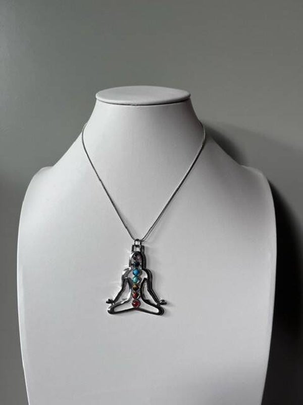 Zilveren ketting met chakra hanger – mediterende figuur