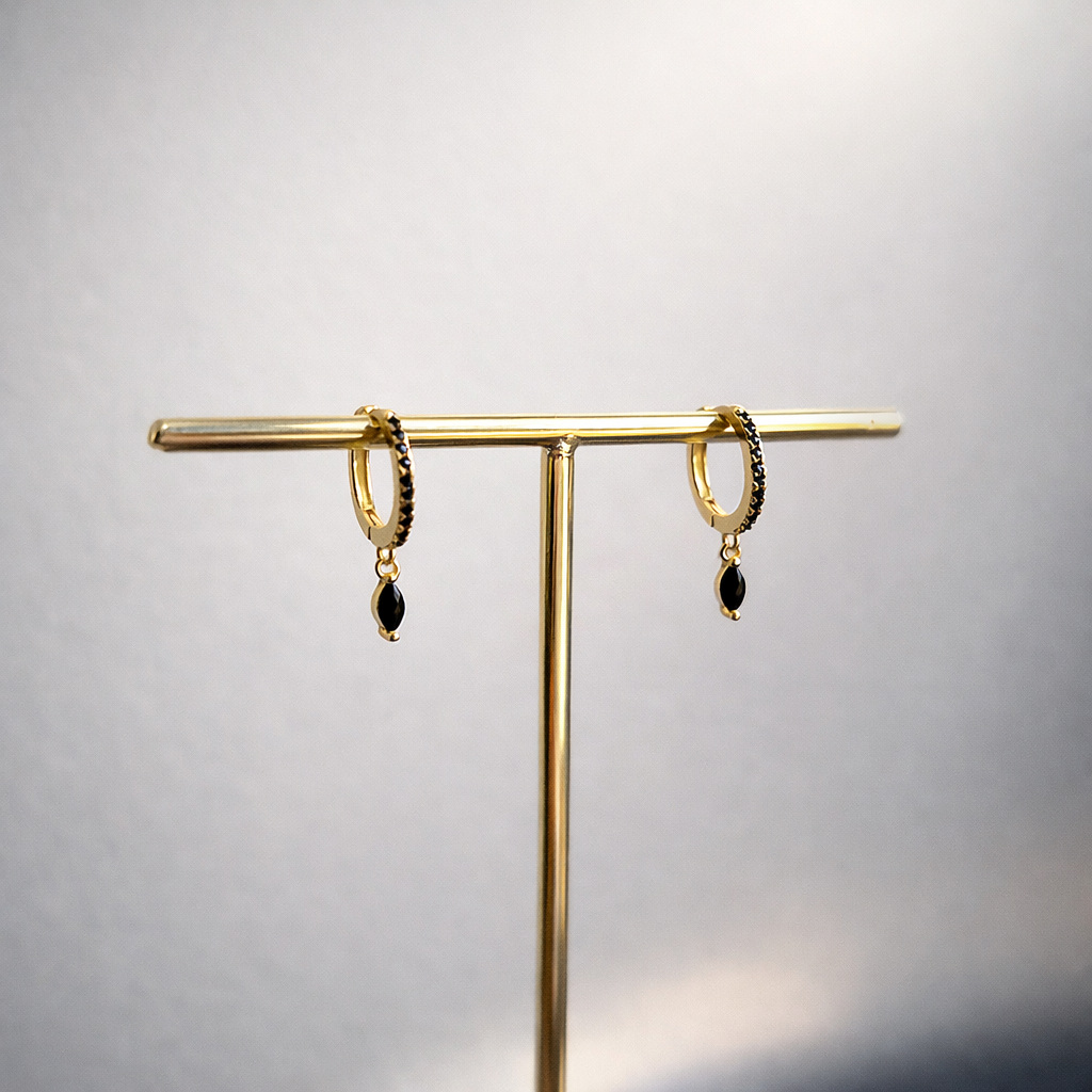 Nieuw! Gouden creolen met Onyx steentjes en hanger