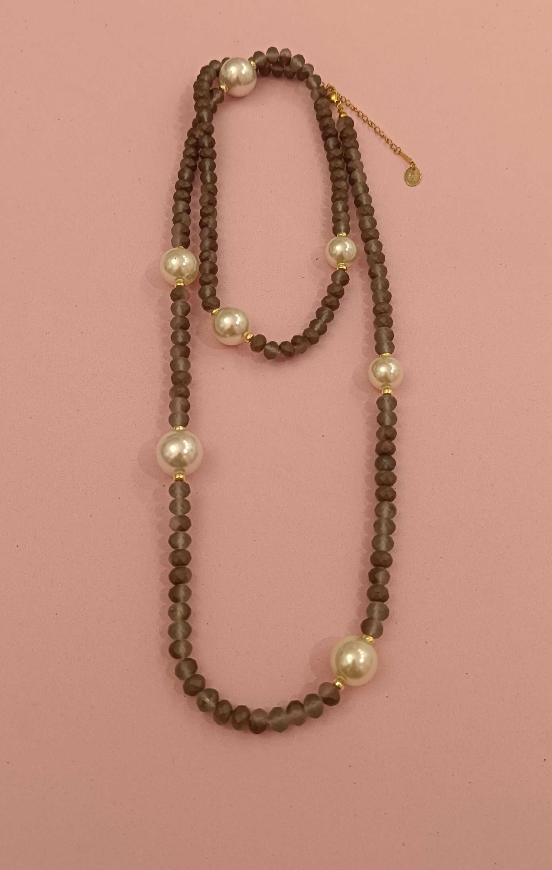 Collana con perle e coralli di colore grigio