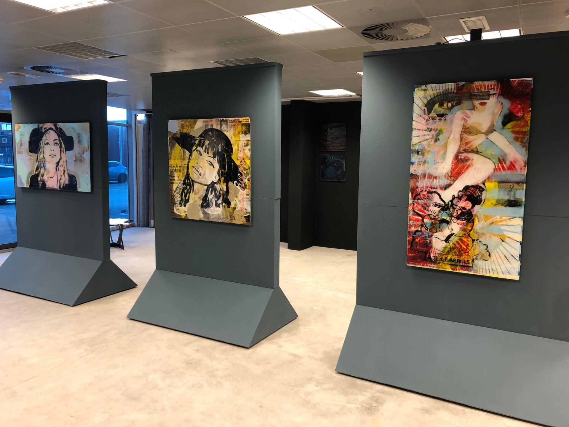 Schilderijen en houten tafels Den Haag