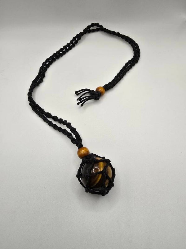 De Steen van de Krijger: Macramé Ketting met Tijgeroog