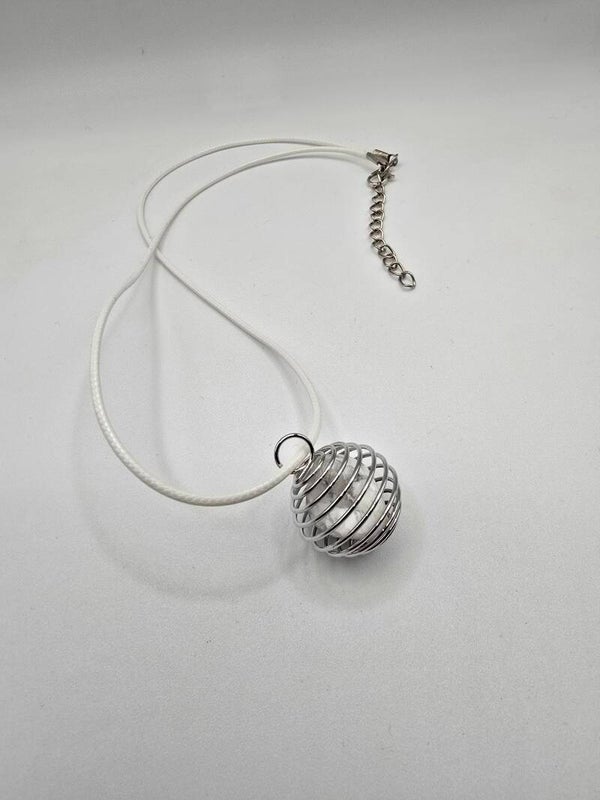 De Ultieme Rustbrenger: Ketting met Witte Howliet in Spiraal