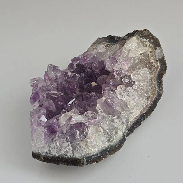 Schitterend Amethist Geode Stuk – Diep Paarse Kristallen & Veel Vonkeling