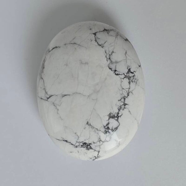 Witte Howliet 'Palm Stone' – Gladgepolijste Kalmeringssteen