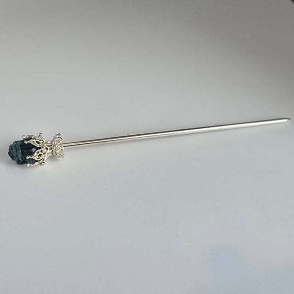 Elegante Haarstok met Donkergroene Edelsteen Roos en Filigraan