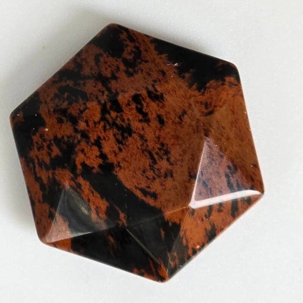 Mahogany Obsidiaan Hexagoon: Aarding en Kracht
