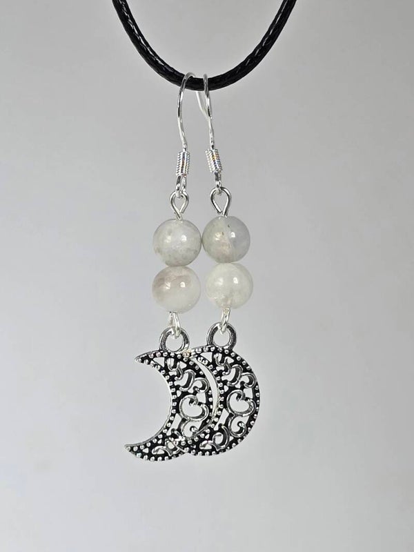 Maansteen oorbellen met gedetailleerde halve maan