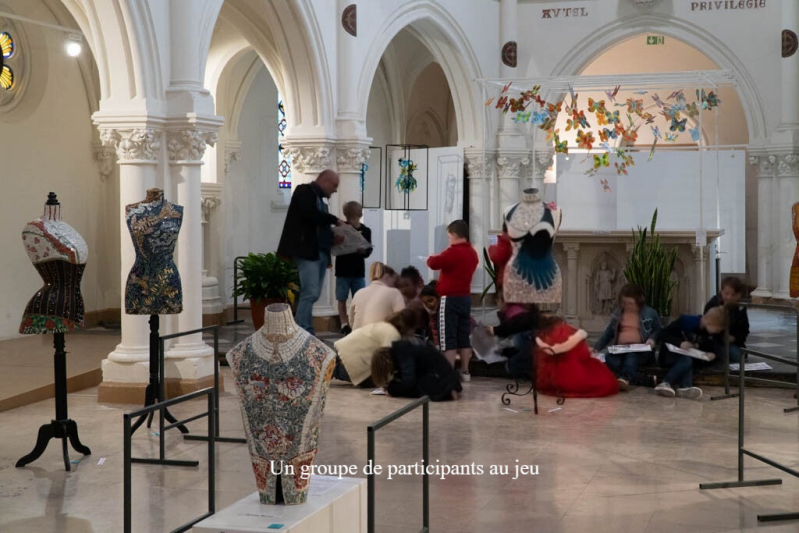 Les écoliers en visite l'exposition de sculptures à la chapelle Saint-Jean 