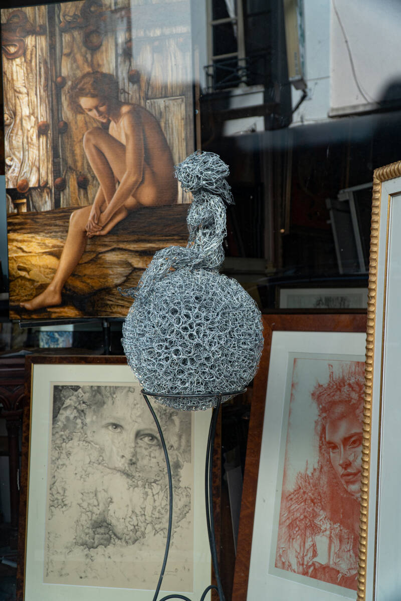 Sculpture de Caroline Basuyaux dans la vitrine de Géry Tréfois artiste peintre