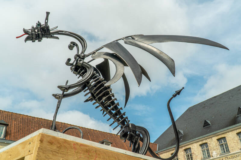 Sculpture de Alain Bochard dans le jardin de la chapelle Saint-Jean de Saint-Omer
