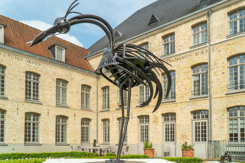 Le loup et l'agneau de sculpture d'Alain Bouchardlain