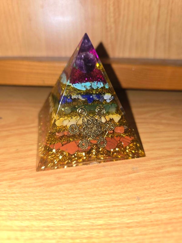 Verzaubernde Pyramide aus Harz – Chakra- und Kristallharmonie