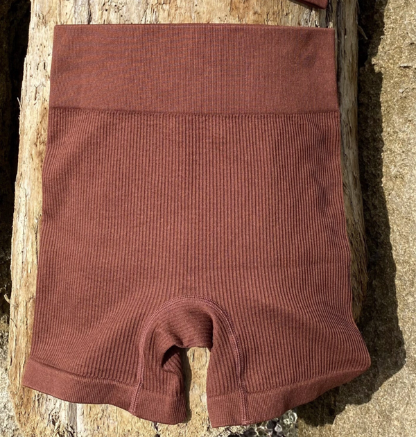 Short moldeador marrón "la isla"