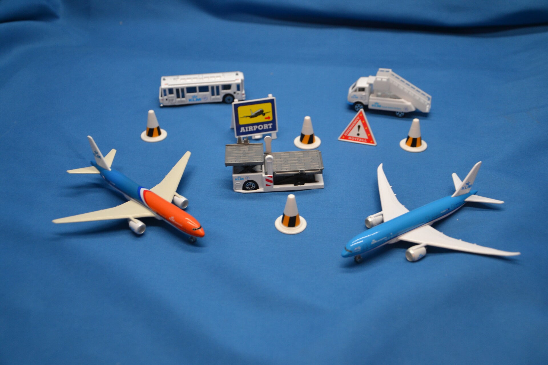 Luchthaven speel set KLM B 787 / B 777 Oranje new