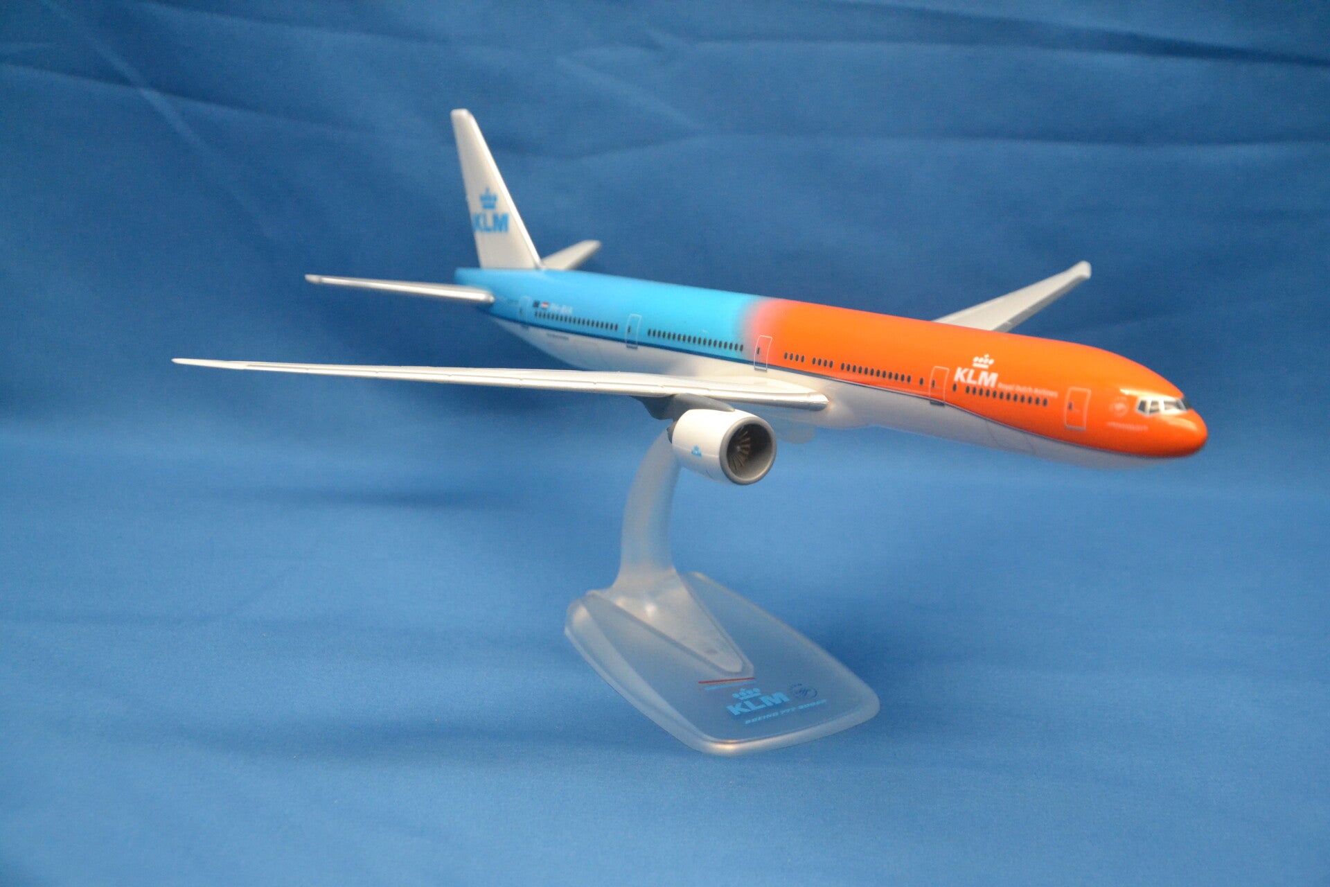 Boeing B 777-300 ER KLM Oranje Pride