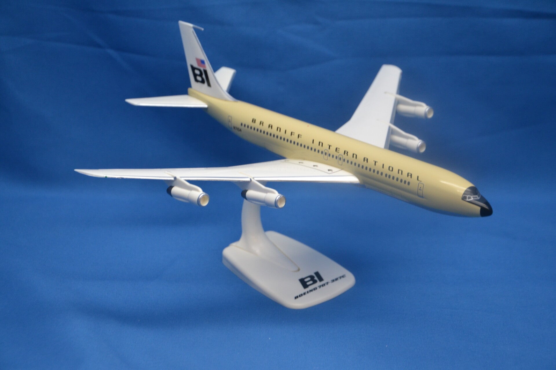 Boeing B 707-300 Braniff Solid Beige
