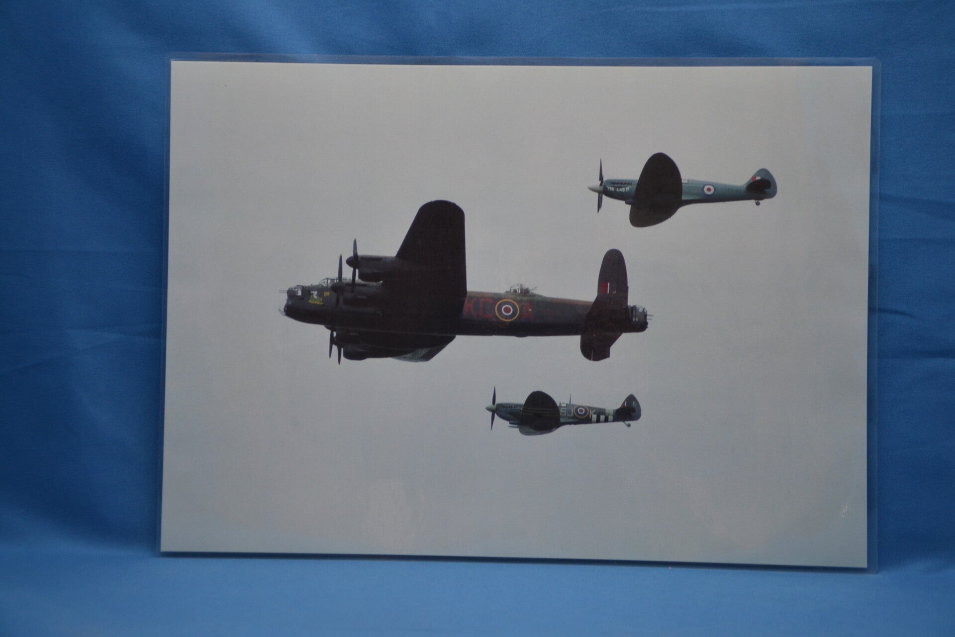 Formatie Lancaster met Spitfires