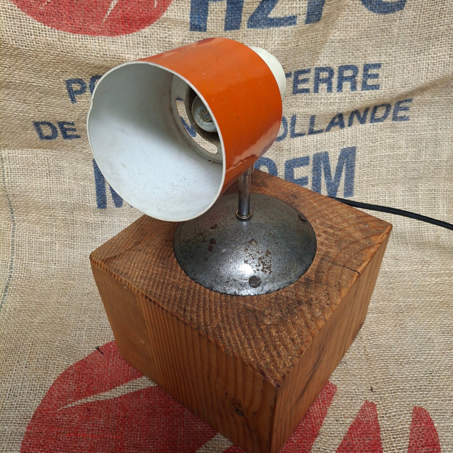 Oranje lamp op houten voet - Vintage lampen