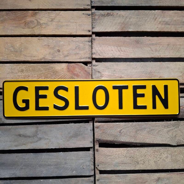 Gesloten - Metalen nummerplaat geel