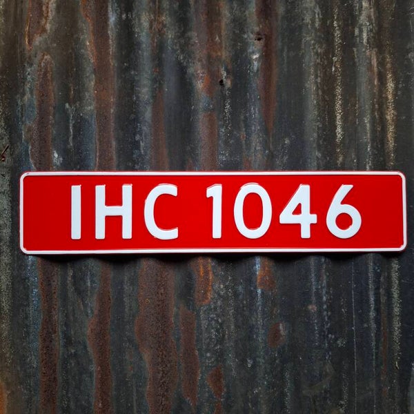 IHC 1046 - Metalen nummerplaat rood