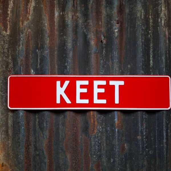 Keet - Metalen nummerplaat rood