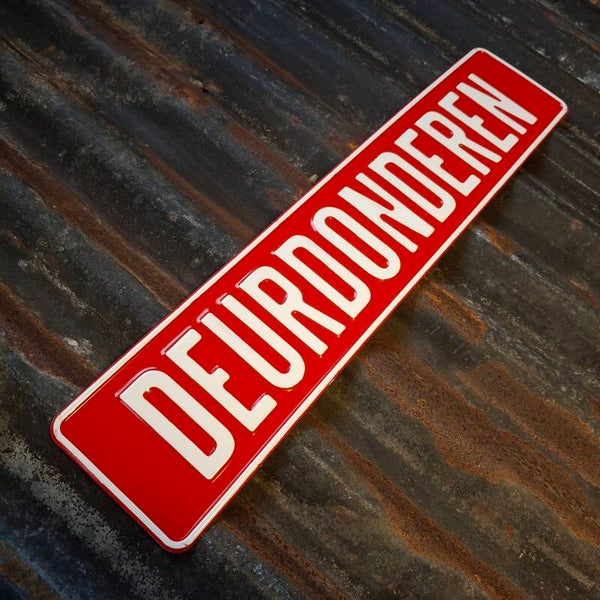 Deurdonderen - Metalen nummerplaat rood