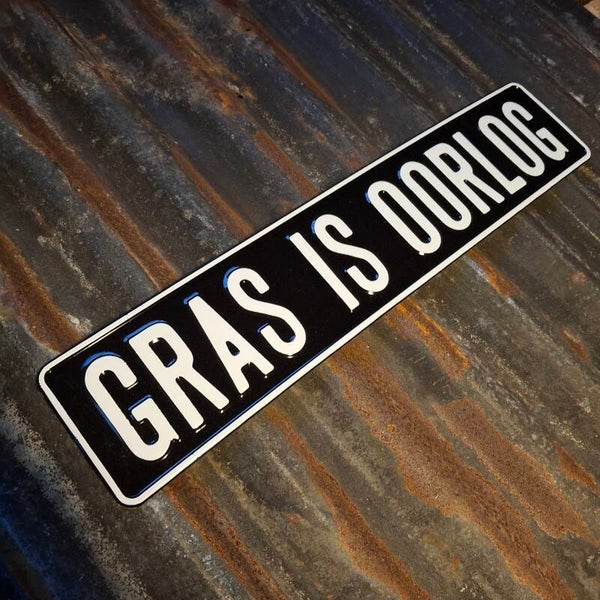 Gras is oorlog - Metalen nummerplaat zwart