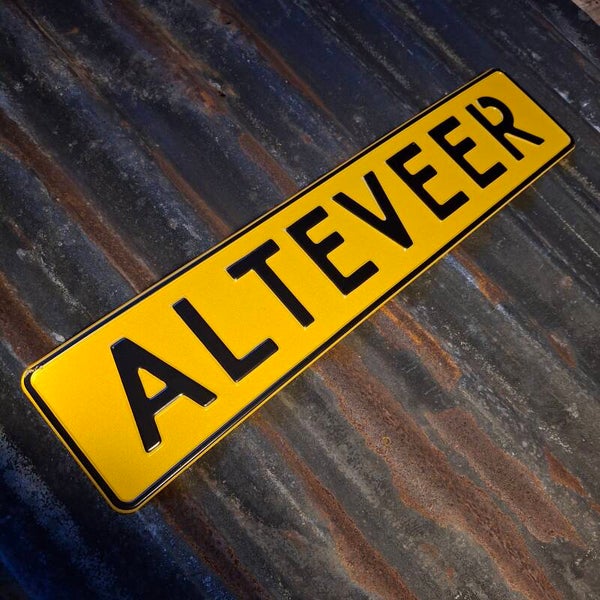 Alteveer - Metalen nummerplaat geel