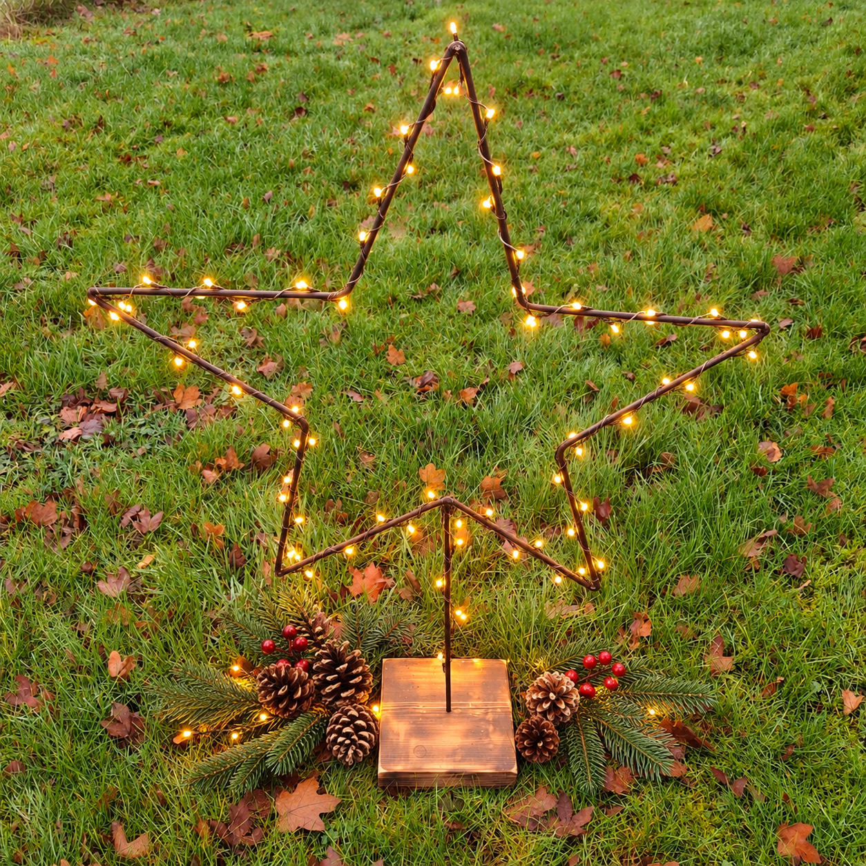 Handgemaakte ijzeren kersster met houten voet - Kerstdecoratie