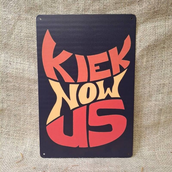 Kiek Now Us - Metalen wandbord