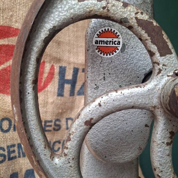 Oud gereedschap op houten voet - Antiek