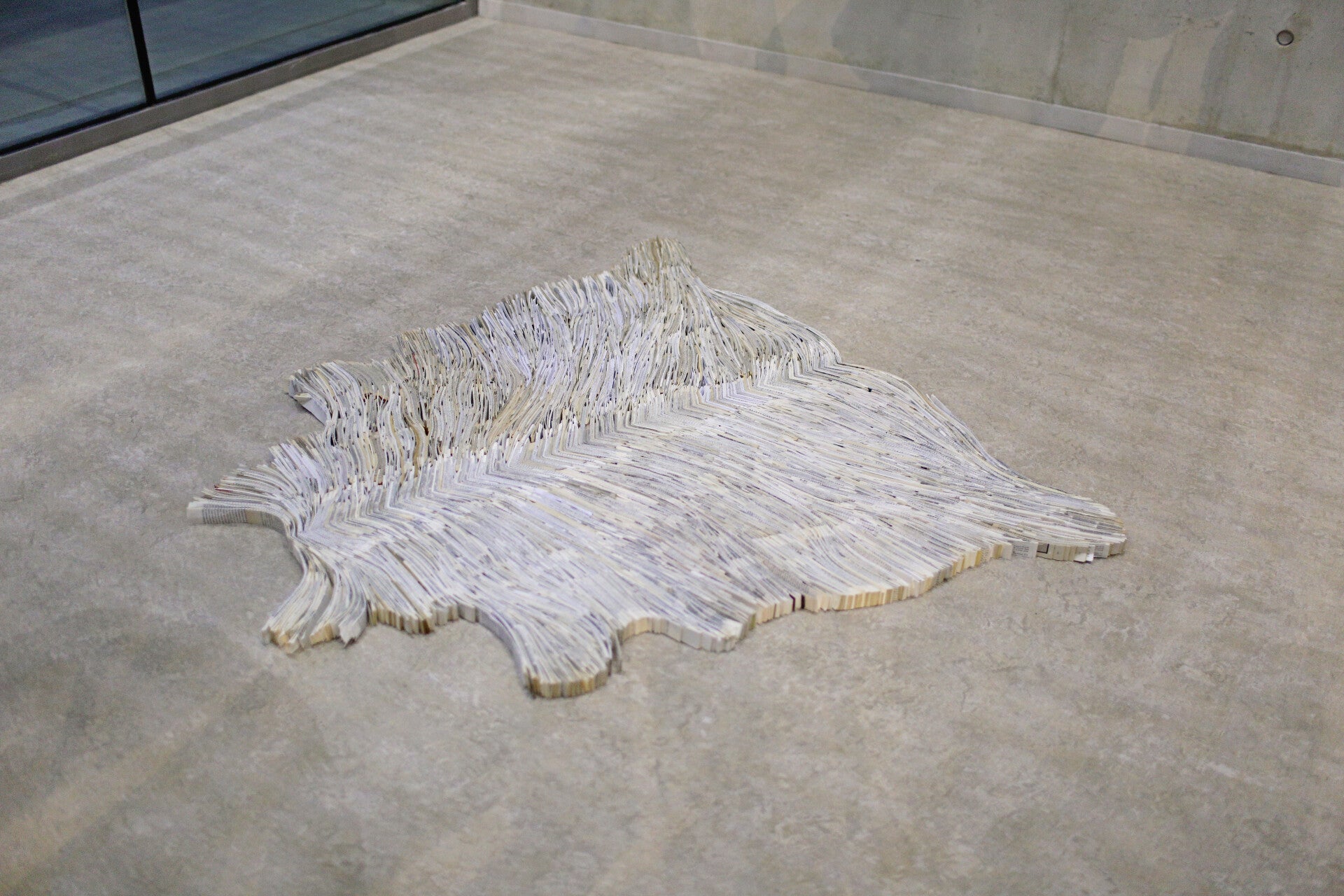 Trophée#1 - livres découpés - 150x150cm