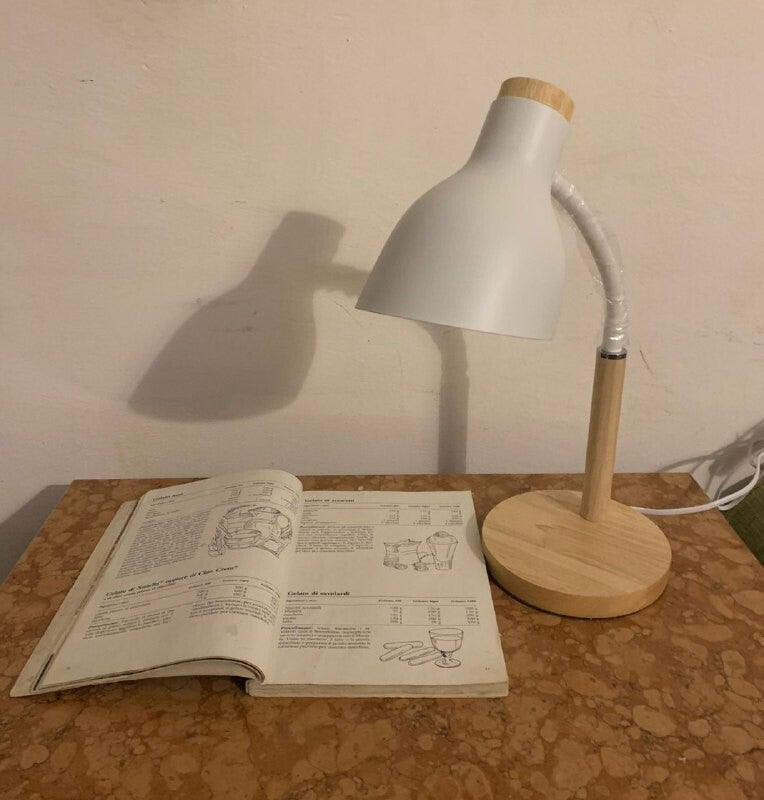 LAMPADA DA TAVOLO REGOLABILE CONBASE IN LEGNO