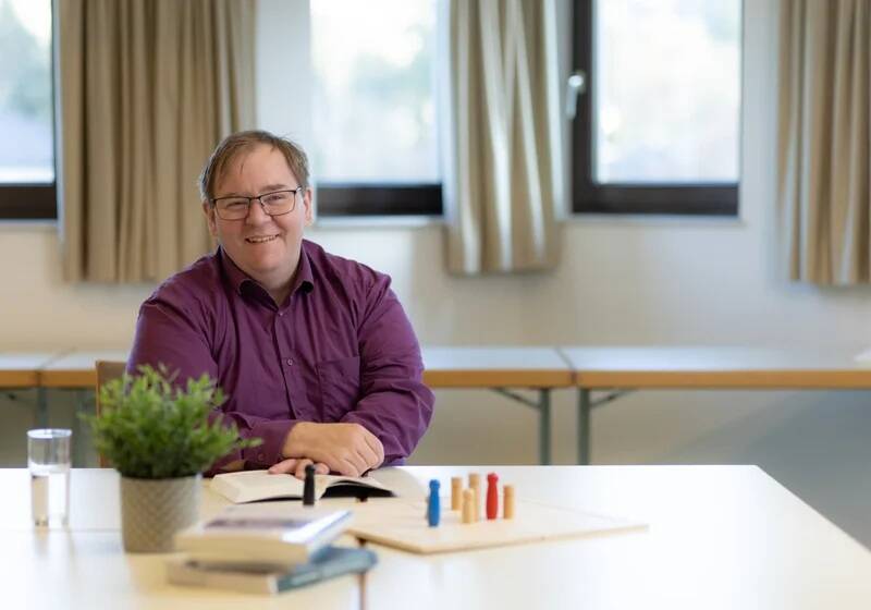 Ronald Neumayer am Beratungstisch für Bewerbungscoaching im Sozial- und Pflegebereich.